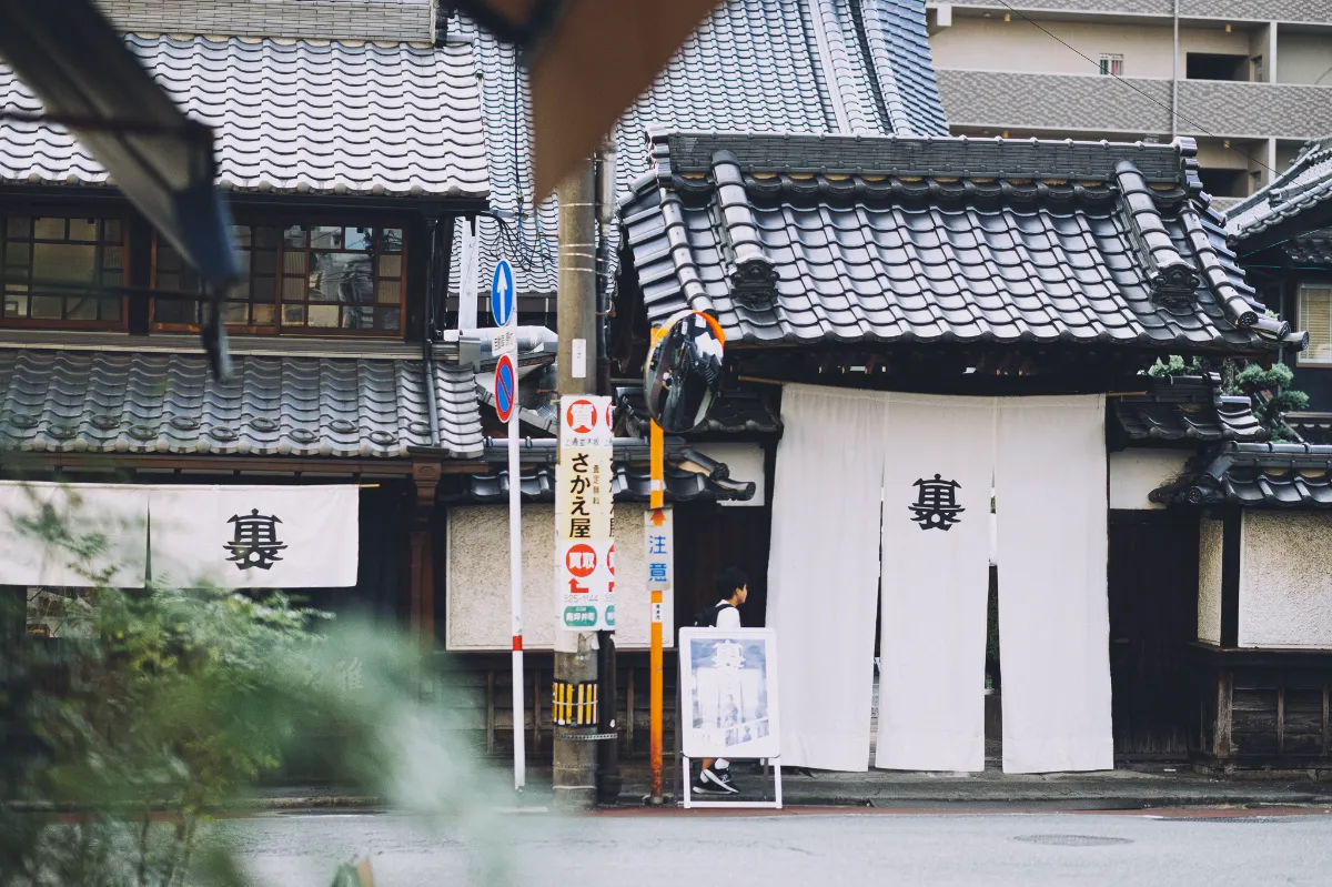 のれんのある建物と街並み。公式サイト掲載写真。